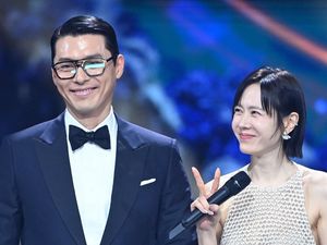 Keluarga Hyun Bin Terciduk Liburan di Disneyland, Mode Ayah Siaga Jaga Anak