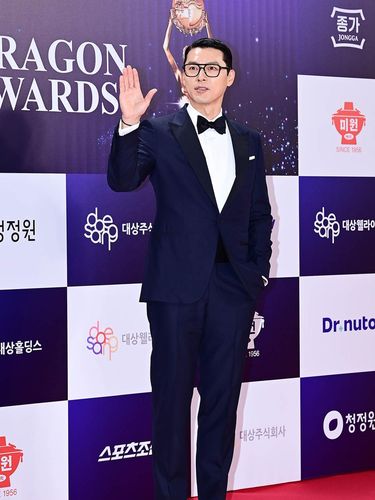 Hyun Bin memamerkan gaya karismatik saat menghadiri Blue Dragon Film Awards 2025.