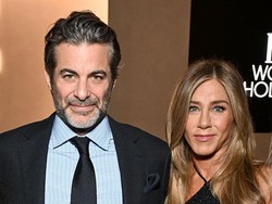 Pacaran dengan Ahli Hipnotis, Jennifer Aniston Disebut Terpikir Adopsi Anak