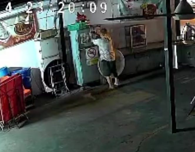 Kode QR Pembayaran Diganti Pelanggan, Pedagang Mie Ini Kena Tipu!