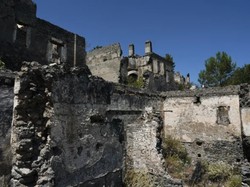 Kota Mati Kayakoy yang Kini Hancur Dimakan Lumut-Pohon