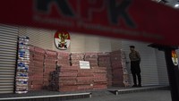 Giliran KPK Pamer Gunungan Duit Rampasan