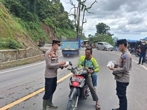 Hujan Abu Dampak Letusan Semeru, Masker Dibagikan untuk Warga