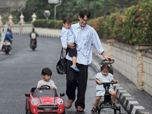 7 Gaya Bapakable Na Daehoon Momong 3 Anak di Tengah Proses Cerai, Dipuji