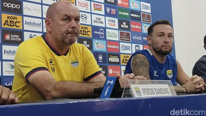 Pelatih Persib Bojan Hodak dan Marc Klok.