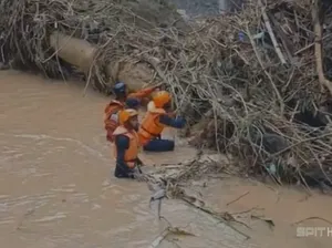 Kakek di Bima Terseret Banjir, Polairud Bantu Cari Korban hingga ke Laut