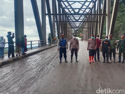 Material Letusan Semeru Blokir Jembatan Gladak Perak Mulai Dibersihkan