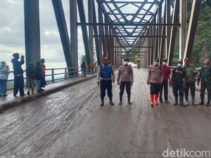 240 Polisi Bersihkan Jembatan di Lumajang yang Terdambak Debu Vulkanik Semeru