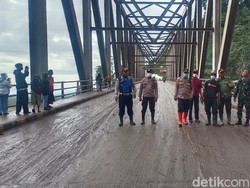 240 Polisi Bersihkan Jembatan di Lumajang yang Terdambak Debu Vulkanik Semeru