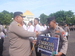 Kapolres Pasuruan Beri Hadiah Umrah ke Anggota Berprestasi