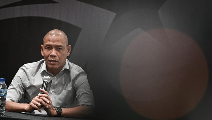 Ketua Badan Tim Nasional PSSI Sumardji (kedua kiri), Sekjen PSSI Yunus Nusi (kedua kanan), Direktur Teknik PSSI Alexander Zwiers (kiri), dan pelatih Timnas Sepak Bola Indonesia U-20 Nova Arianto (kanan) menyampaikan keterangan pers terkait perkembangan sepak bola Indonesia di GBK Arena, Jakarta, Kamis (20/11/2025). PSSI resmi mengumumkan Nova Arianto sebagai pelatih Timnas Indonesia U-20 sesuai rekomendasi Direktur Teknik PSSI Alexander Zwiers. ANTARA FOTO/Fauzan/tom.