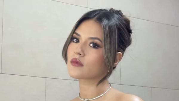 Momen Manis Raisa di AMI Awards 2025: Gaun Pink-Senyum Kemenangan