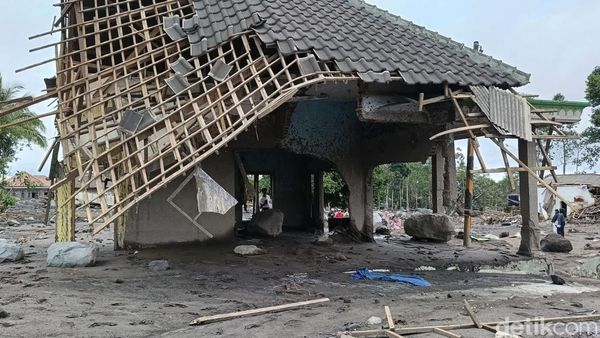 Ratusan Rumah Rusak Akibat Erupsi Gunung Semeru