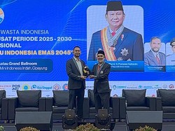 Jadi Wakil Ketua APTISI, Rektor Udinus Hibahkan Robot Sekar Gamelan ke Presiden