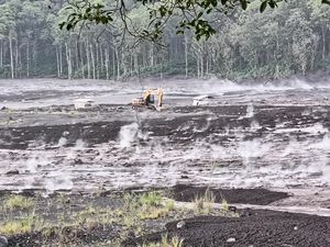 3 Alat Berat Terjebak di Aliran Sungai Besuk Kobokan Usai Semeru Erupsi