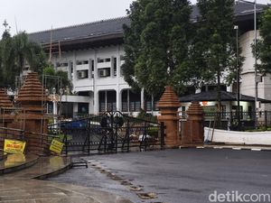 Membandingkan Anggaran Gapura Gedung Sate dan Beasiswa Santri Jabar