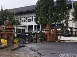 Membandingkan Anggaran Gapura Gedung Sate dan Beasiswa Santri Jabar