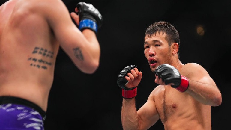 Shavkat Rakhmonov dinilai bisa jadi lawan sepadan buat Islam. Petarung asal Uzbekistan itu lagi duduk di peringkat keempat kelas welter dan punya permainan gulat yang menakutkan (uffa LLC/Cooper Neill)