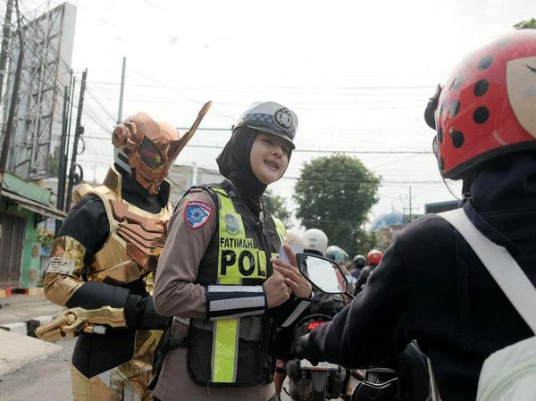Kreatif! Aksi Cosplay Polisi Malang Bikin Pengendara Tersenyum