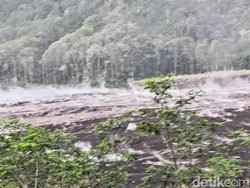 Besuk Kobokan Masih Panas dan Berasap Usai Semeru Meletus Dahsyat