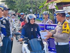 Unik! Polantas di Inhu Hadiahi Bibit Pohon ke Pengendara Tertib saat Operasi Zebra