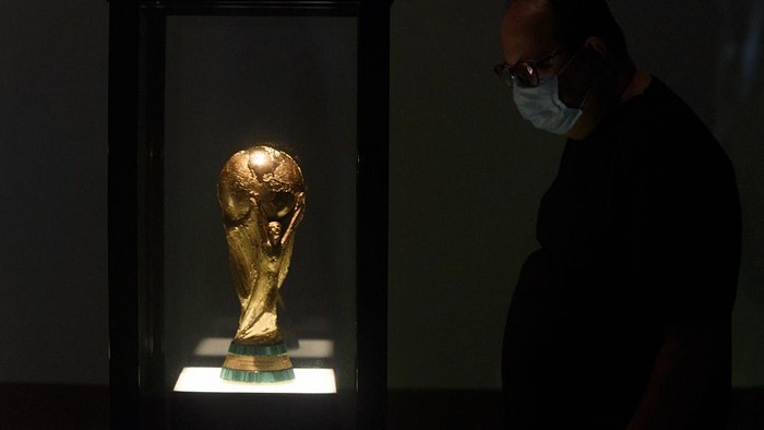 RIO DE JANEIRO, BRAZIL - NOVEMBER 13: FIFA World Cup trophy is seen at the Football Museum, located at the headquarters of the Brazilian Football Confederation, (CBF) in Barra da Tijuca, west of the city in Rio de Janeiro, Brazil on November 13, 2025. The Brazilian National Team Museum tells the story from the first game in 1914 to the present day, through videos, documents, photos, trophies and interactive sections. (Photo by Fabio Teixeira/Anadolu via Getty Images)
