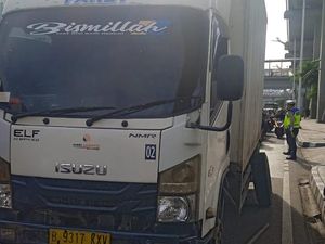 Truk Boks Pecah Ban di Jalan Gatot Subroto Jaksel, Lalin Macet