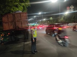 Truk Pecah Ban di Klender Selesai Dievakuasi, Macet Mulai Terurai