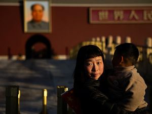 Warga Beijing Membludak Saksikan Pengibaran Bendera di Lapangan Tiananmen