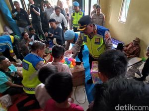 Senangnya Anak Pengungsi Longsor Cilacap Dapat Mainan Ekskavator