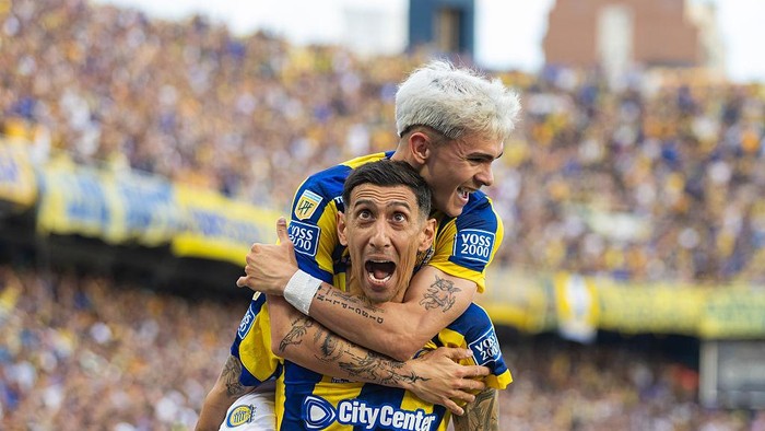 ROSARIO, ARGENTINA - SEPTEMBER 14: Ángel Di María of Rosario Central celebrates after scoring the teams first goal during a Torneo Clausura Betano 2025 match between Rosario Central and Boca Juniors at Estadio Gigante de Arroyito on September 14, 2025 in Rosario, Argentina. (Photo by Mateo Occhi/Getty Images)