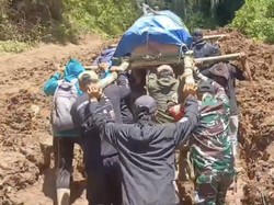 Pilu! Jenazah di Seko Luwu Utara Ditandu Warga 30 Km Lewati Jalan Rusak