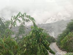 Asap Putih Mengepul dari Besuk Kobokan yang Penuh Material Semeru