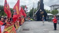 Buruh Demo di Depan Kantor Gubernur Jateng Desak UMP Naik 15 Persen