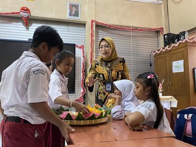 Saat Dirjen GTK Mengajar Matematika dengan Aneka Rupa Jajanan Tradisional