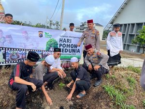 Polda Riau dan Ratusan Santri Tanam 100 Pohon Peringati Hari Pohon Sedunia