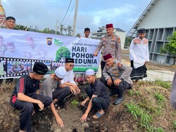 Polda Riau dan Ratusan Santri Tanam 100 Pohon Peringati Hari Pohon Sedunia