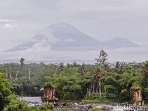 Status Awas, Gunung Semeru Erupsi Lagi Luncurkan Abu 1.000 Meter