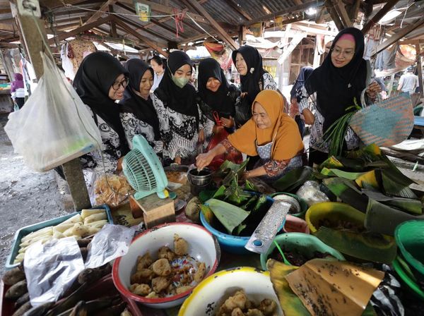 Guru Kediri Kompak Borong Dagangan Pasar, Gerakkan Ekonomi Rakyat Kecil