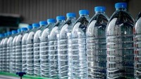 Sering Minum Air Kemasan? Waspada Paparan Mikroplastik!