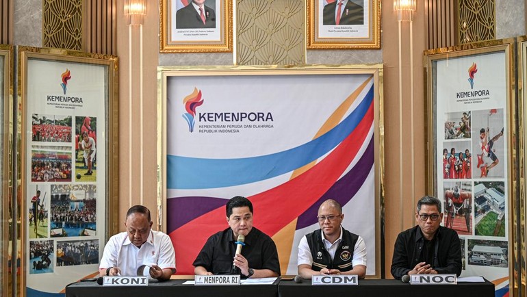 Menteri Pemuda dan Olahraga Erick Thohir (kedua kiri), Ketua Komite Olahraga Nasional Indonesia (KONI) Marciano Norman (kiri), Chef de Mission (CdM) Kontingen Indonesia untuk SEA Games 2025 Bayu Priawan Djokosoetono (kedua kanan), dan Sekretaris Jenderal Komite Olimpiade Indonesia (KOI) Wijaya Mithuna Noeradi (kanan) menyampaikan keterangan pada konferensi pers di Kantor Kemenpora, Jakarta, Jumat (21/11/2025). ANTARA FOTO/Fauzan