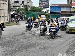 Jalan di Simpang Kantor Medan Labuhan Rusak Parah, Warga: Ngeri-ngeri Sedap