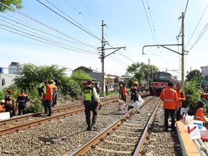 Membahayakan, Tumpukan Sampah dan Rumah di Area Rel KA Menteng Dibersihkan