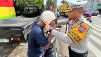 Satlantas Polresta Malang Kota Bagikan 100 Helm Gratis ke Pengendara
