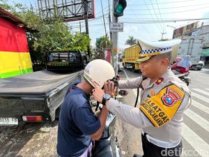 Satlantas Polresta Malang Kota Bagikan 100 Helm Gratis ke Pengendara