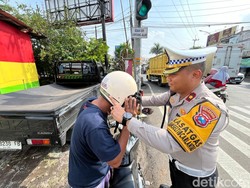 Satlantas Polresta Malang Kota Bagikan 100 Helm Gratis ke Pengendara