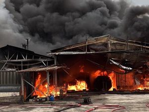 Pabrik Penyulingan Oli Bekas di Gunung Putri Bogor Kebakaran