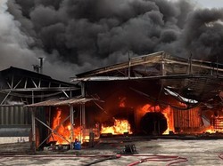 Pabrik Penyulingan Oli Bekas di Gunung Putri Bogor Kebakaran