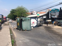 Truk Tronton Bahan Baku Cat Terguling, Duduksampeyan Gresik Macet Parah