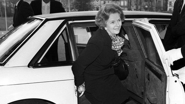 Photo date du 09 Septembre 1986, de Margaret Thatcher, premier ministre d'Angleterre, sortant de sa voiture pendant une visite officielle au parlement europen  Strasbourg. (Photo by JEAN-CLAUDE DELMAS / AFP)